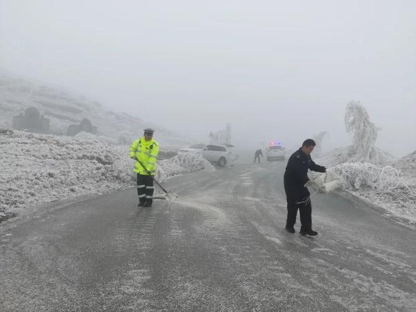 民警一夜努力,目前昭通境内大部分路段已恢复通行! 民警一夜努力,目前昭通境内大部分路段已恢复通行!