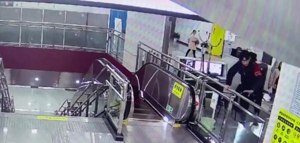 这一跃,真帅!乘客电扶梯上摔倒,他翻过护栏5秒按下急停键 这一跃,真帅!乘客电扶梯上摔倒,他翻过护栏5秒按下急停键