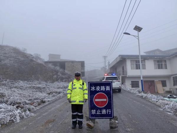 民警一夜努力,目前昭通境内大部分路段已恢复通行! 民警一夜努力,目前昭通境内大部分路段已恢复通行!
