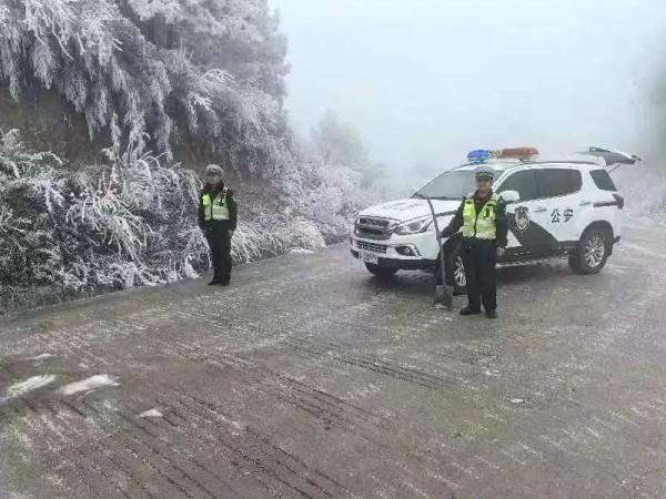 民警一夜努力,目前昭通境内大部分路段已恢复通行! 民警一夜努力,目前昭通境内大部分路段已恢复通行!