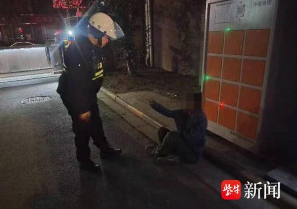 女子深夜借酒消愁 民警疏导情绪护送回家