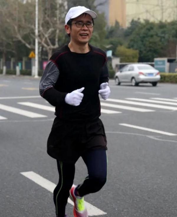 郑重及温馨提醒：天冷多穿衣！跑马的终点是“安全回家”