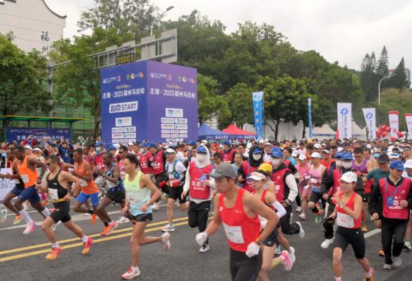 福州马拉松举行 中国选手丁常琴刷新赛会纪录