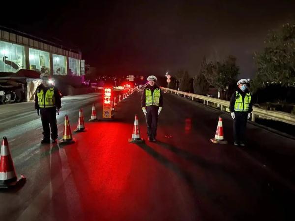 民警一夜努力,目前昭通境内大部分路段已恢复通行! 民警一夜努力,目前昭通境内大部分路段已恢复通行!