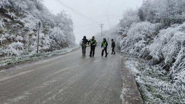 民警一夜努力,目前昭通境内大部分路段已恢复通行! 民警一夜努力,目前昭通境内大部分路段已恢复通行!