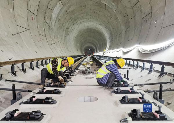 重庆轨道交通15号线一期工程正式启动铺轨