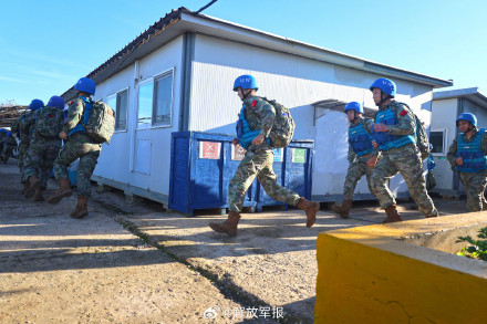 我第22批赴黎维和建筑工兵分队组织应急防卫综合演练
