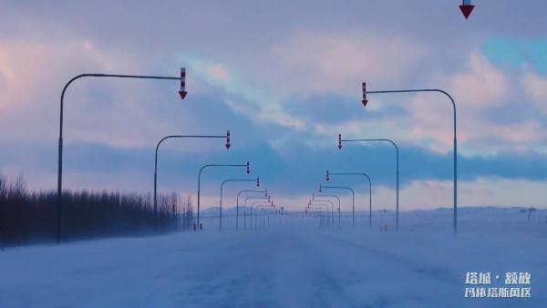 在新疆驾车遇上风吹雪，还好有这个指示牌！