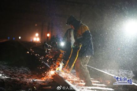 复兴号穿越风雪航拍大片 复兴号穿越风雪航拍大片