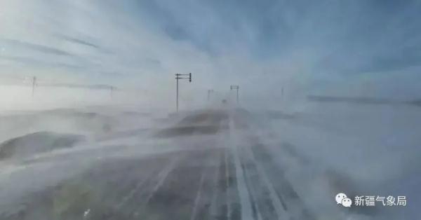在新疆驾车遇上风吹雪，还好有这个指示牌！