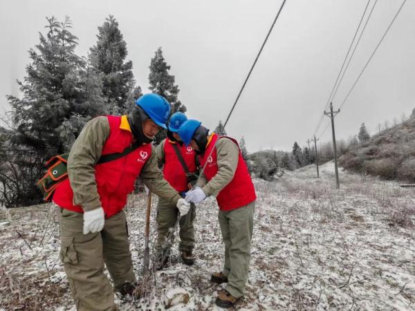 齐岳山上风雪巡线路