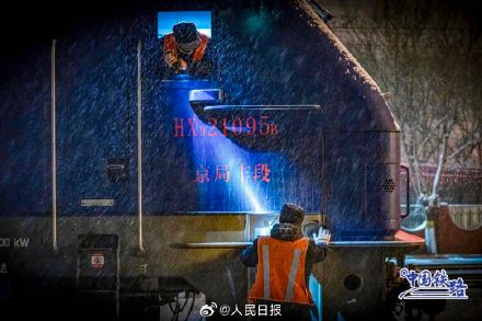 复兴号穿越风雪航拍大片 复兴号穿越风雪航拍大片