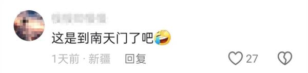 在新疆驾车遇上风吹雪，还好有这个指示牌！