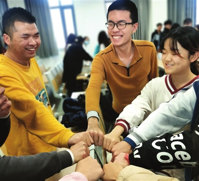 有一种“恋爱”叫一课难求 有一种“恋爱”叫一课难求