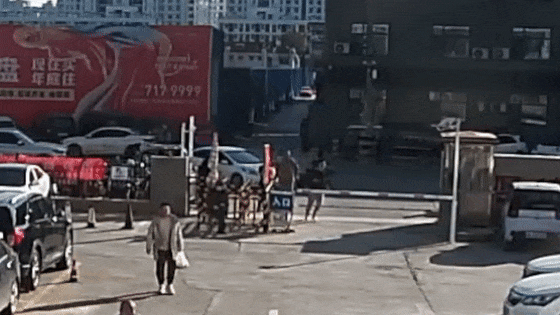 那一刻,他把孩子交给了最信任的人! 那一刻,他把孩子交给了最信任的人!