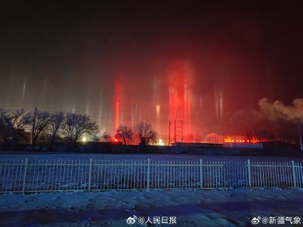 神奇！新疆现寒夜灯柱如科幻大片