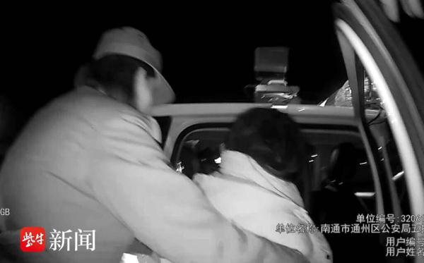 深夜女子翻护栏跳江 公安上演飞扑救人