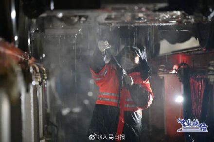 复兴号穿越风雪航拍大片 复兴号穿越风雪航拍大片