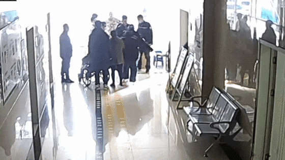 那一刻,他把孩子交给了最信任的人! 那一刻,他把孩子交给了最信任的人!