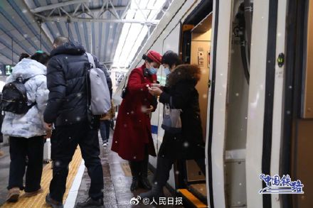 复兴号穿越风雪航拍大片 复兴号穿越风雪航拍大片