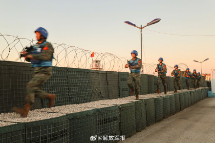 我第22批赴黎维和建筑工兵分队组织应急防卫综合演练