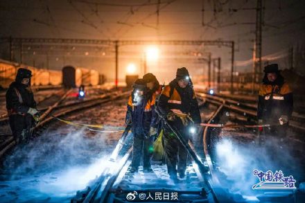 复兴号穿越风雪航拍大片 复兴号穿越风雪航拍大片