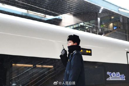 复兴号穿越风雪航拍大片 复兴号穿越风雪航拍大片