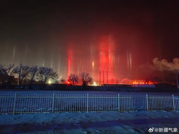 神奇！新疆现寒夜灯柱如科幻大片