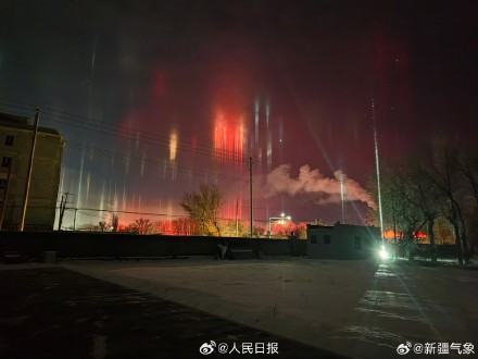 神奇！新疆现寒夜灯柱如科幻大片