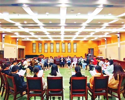 有一种“恋爱”叫一课难求 有一种“恋爱”叫一课难求