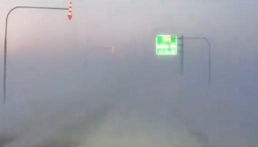 在新疆驾车遇上风吹雪，还好有这个指示牌！