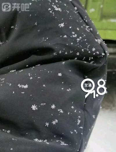 下雪了！入冬后的第一个早高峰，主城区也下雪了！接下来杭州的天气...