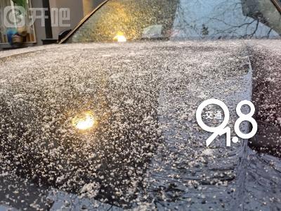 下雪了！入冬后的第一个早高峰，主城区也下雪了！接下来杭州的天气...