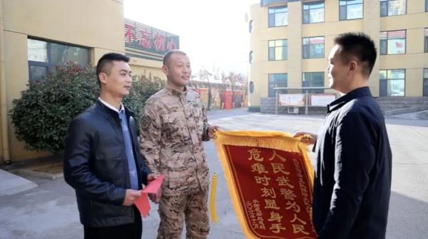 那一刻,他把孩子交给了最信任的人! 那一刻,他把孩子交给了最信任的人!