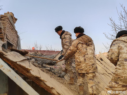 解放军和武警部队多支力量投入抗震救灾 解放军和武警部队多支力量投入抗震救灾