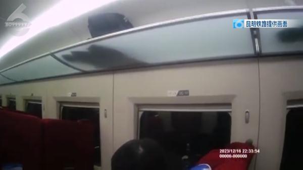 紧张!开往昆明的列车上,14名医生齐刷刷站起来…… 紧张!开往昆明的列车上,14名医生齐刷刷站起来……