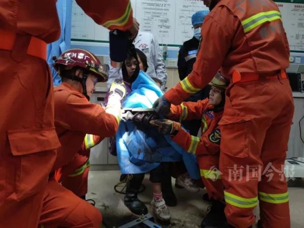 揪心!柳州4岁女孩遭绞肉机"咬手"→ 揪心!柳州4岁女孩遭绞肉机"咬手"→