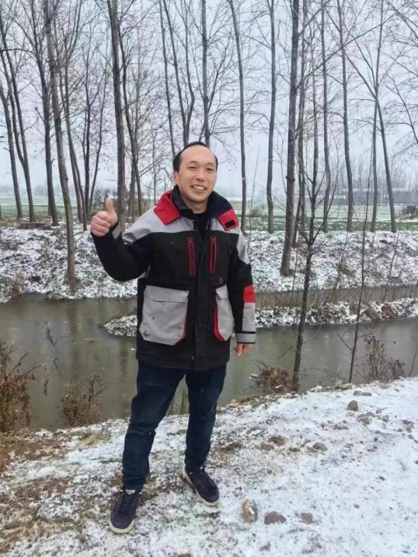 “救救孩子啊”！车辆失控坠河，快递小哥跳进冰水，救出一家五口