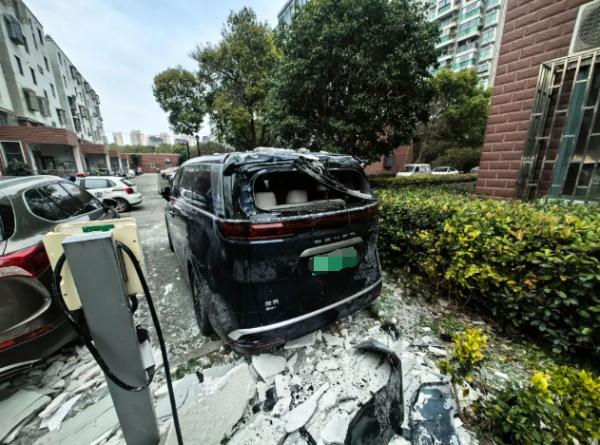 上海一小区14楼墙皮脱落,砸中商务车!车主:差一点砸到自己 上海一小区14楼墙皮脱落,砸中商务车!车主:差一点砸到自己