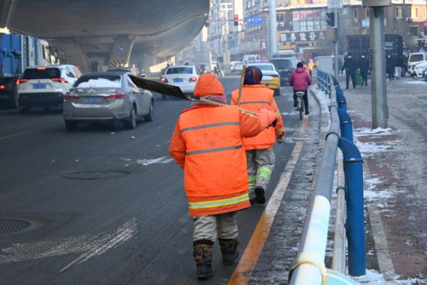 防范应对低温雨雪冰冻|奋战大马路，转战小街巷——大雪后沈阳保畅通见闻