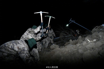 333名武警摩托化和徒步行军赶到震中 333名武警摩托化和徒步行军赶到震中