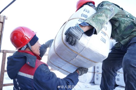 物资正在路上!全国与地方援助物资正运往震区 物资正在路上!全国与地方援助物资正运往震区