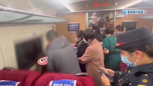 紧张!开往昆明的列车上,14名医生齐刷刷站起来…… 紧张!开往昆明的列车上,14名医生齐刷刷站起来……