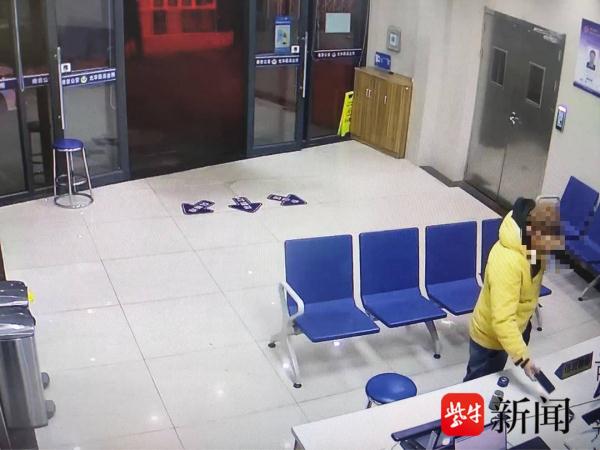 多人骑车时手机从口袋滑落,路人拾金不昧暖人心 多人骑车时手机从口袋滑落,路人拾金不昧暖人心