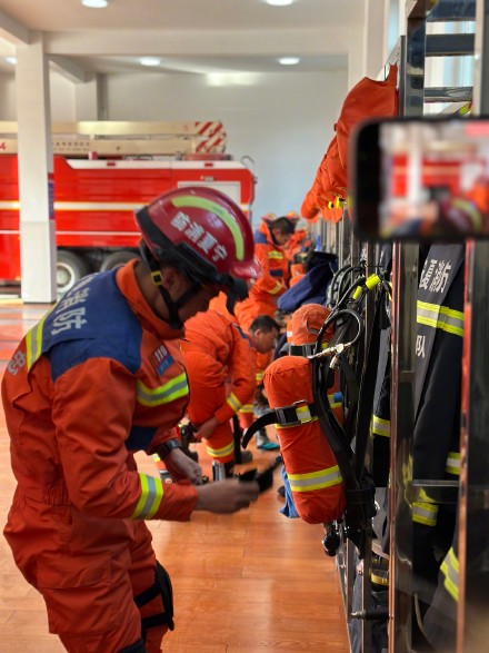 宁夏金积特勤站消防救援人员紧急集结待命,做好随时赶赴灾区准备 宁夏金积特勤站消防救援人员紧急集结待命,做好随时赶赴灾区准备