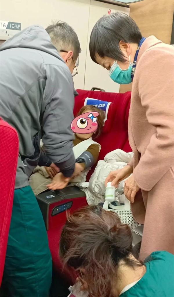 紧张!开往昆明的列车上,14名医生齐刷刷站起来…… 紧张!开往昆明的列车上,14名医生齐刷刷站起来……