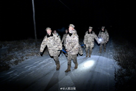 333名武警摩托化和徒步行军赶到震中 333名武警摩托化和徒步行军赶到震中