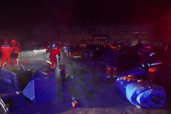 甘肃积石山地震丨救援现场目击：生命至上，争分夺秒！