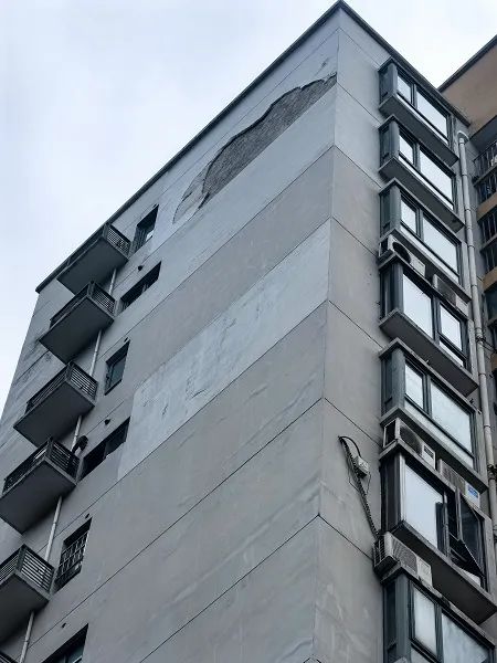 上海一小区14楼墙皮脱落,砸中商务车!车主:差一点砸到自己 上海一小区14楼墙皮脱落,砸中商务车!车主:差一点砸到自己