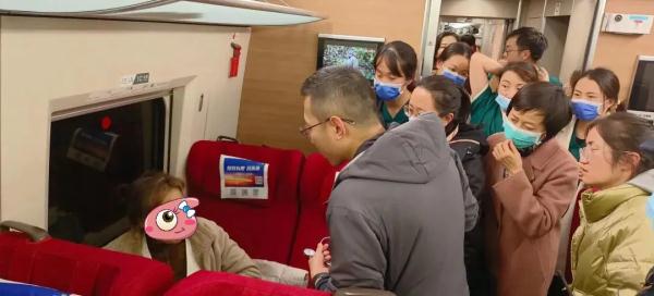 紧张!开往昆明的列车上,14名医生齐刷刷站起来…… 紧张!开往昆明的列车上,14名医生齐刷刷站起来……